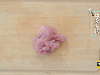 1、补铁又补钙的辅食，你给宝宝做了么？,里脊肉切成小块。