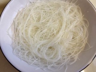 4、简单方便又美味➕蒜蓉粉丝娃娃菜,泡发好的粉丝铺在盘底