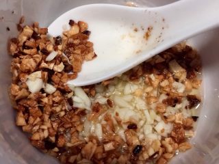 11、简单方便又美味➕蒜蓉粉丝娃娃菜,连蒜油一起倒入装生蒜蓉的碗中