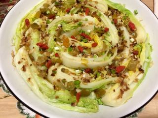 17、简单方便又美味➕蒜蓉粉丝娃娃菜,取出娃娃菜，去掉保鲜膜，把枸杞和葱末撒在娃娃菜上，即可