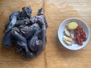1、当归乌鸡汤,食材如图,所示示意。超市买的一盒乌鸡大概在350g~500g的都有,上述食材1~2份适用。