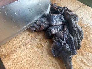 2、当归乌鸡汤,乌鸡肉切成小块。