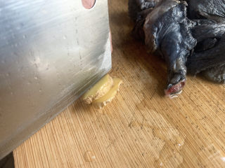 3、当归乌鸡汤,切两片姜备用。