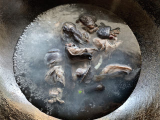 5、当归乌鸡汤,放入姜片与乌鸡汆烫,去杂质。