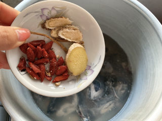 8、当归乌鸡汤,加入枸杞、当归片、姜片。