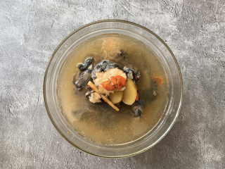 11、当归乌鸡汤,然后就可以品汤啦~