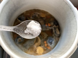 10、当归乌鸡汤,开盖加少许盐调味。