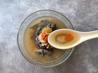 12、当归乌鸡汤,汤清爽,少浮油。