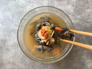 13、当归乌鸡汤,鸡肉细嫩软烂。