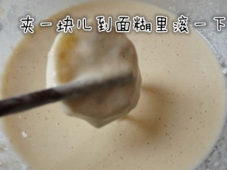 7、香酥藕盒,把做好的藕盒放入面糊滚一圈
