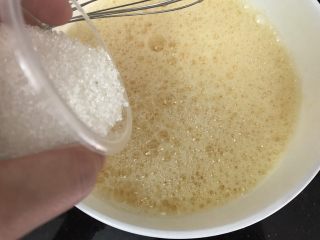 5、蒸蛋糕～喜欢你是“蒸”的,加入一半的白糖，继续打发