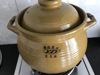 14、莲子无花果膨鱼腮扇骨汤,中大火烧开转小火炖1.5小时
