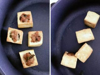 4、宝宝辅食：豆腐箱（肉末酿豆腐）,小火煎至变色金黄，翻面，把豆腐块四周也简单煎一下。