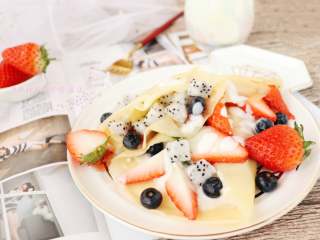 4、水果可丽饼 宝宝甜品,这也是我经常做的早餐饼，加餐食用一般会搭配各种水果酸奶