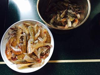2、回味无穷虾,新鲜的活虾、虾头虾尾分开