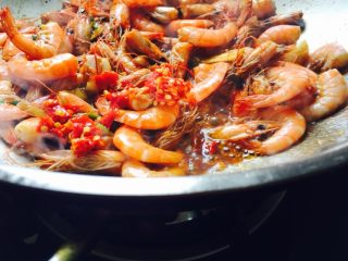 11、回味无穷虾,放入剁辣椒。如果没有剁辣椒口味也不错的，放辣椒很下饭
