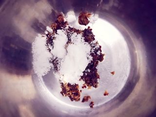 3、枣泥蛋糕,蒸煮好的枣肉搅打成细腻的泥，加入50g的糖