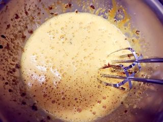 6、枣泥蛋糕,继续用电动打蛋器搅拌，发出小泡泡即可