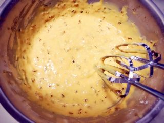 8、枣泥蛋糕,继续用电动打蛋器搅拌均匀