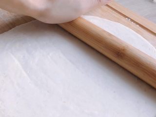 2、香肠飞饼卷,擀开擀薄