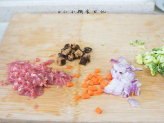 1、12个月以上辅食 牛肉香菇蛋炒饭,牛肉、胡萝卜、洋葱、西蓝花切丁备用，香菇洗净泡发
