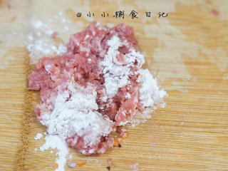 2、12个月以上辅食 牛肉香菇蛋炒饭,2、	牛肉用柠檬水泡一下去味以后，挤干水分加一小勺淀粉拌匀