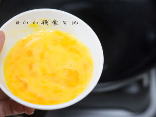 3、12个月以上辅食 牛肉香菇蛋炒饭,3、	鸡蛋打散加一点点水、放锅里炒