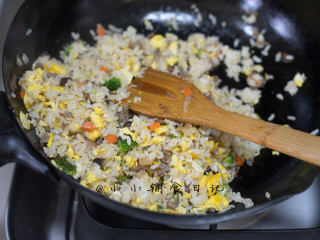 8、12个月以上辅食 牛肉香菇蛋炒饭,9、	最后倒入前面炒好的鸡蛋翻炒均匀即可，给孩子盛出来以后自己加一点点盐调味就可以了，超级好吃