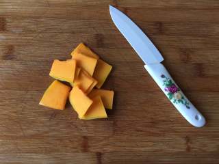 1、婴儿辅食之南瓜米糊,南瓜去皮洗净切片；