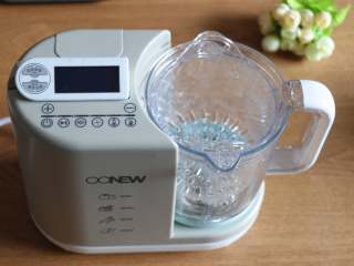 2、婴儿辅食之南瓜米糊,安装好辅食机的搅拌杯，放入蒸篮；