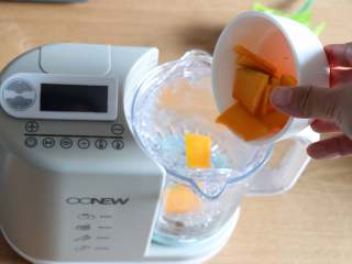 3、婴儿辅食之南瓜米糊,倒入南瓜片；