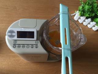 10、婴儿辅食之南瓜米糊,用食物铲提出蒸熟的南瓜；