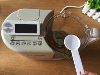 11、婴儿辅食之南瓜米糊,先将搅拌杯里的蒸馏水倒出到一个杯子里，再把南瓜倒进搅拌杯，加入适量蒸馏水；
