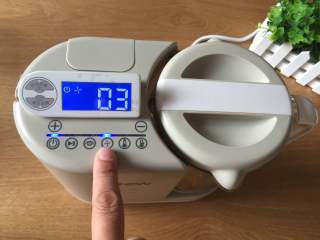 12、婴儿辅食之南瓜米糊,盖上防溅盖和盖子，启动搅拌功能；