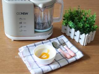 16、婴儿辅食之南瓜米糊,将南瓜泥挤到米糊表面，用牙签拉出花纹即可。