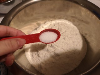 1、小油饼卷饼,面粉加入食盐。