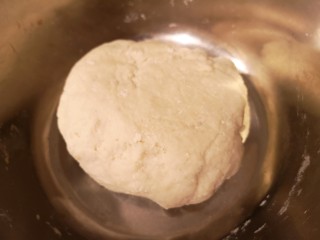 3、小油饼卷饼,等所有的面粉都搅成颗粒状之后。把面和成面团儿。醒面20分钟,中间可以揉两下。