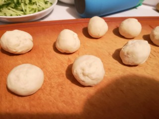 4、小油饼卷饼,醒好的面分成小块儿。