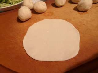 5、小油饼卷饼,擀成圆饼。