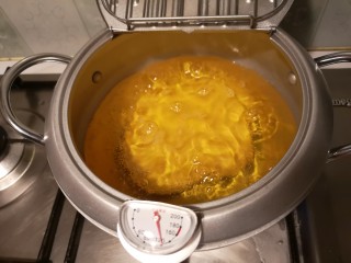 6、小油饼卷饼,锅内放入油,油温大约140度左右,放入饼。