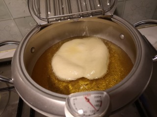 7、小油饼卷饼,等饼的一面儿鼓起之后再翻另一面儿。