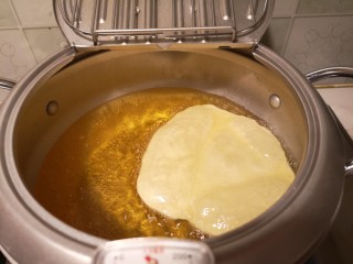 8、小油饼卷饼,等两面炸至金黄之后出锅。
