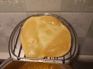 9、小油饼卷饼,炸好的油饼一定要空出多余的油。