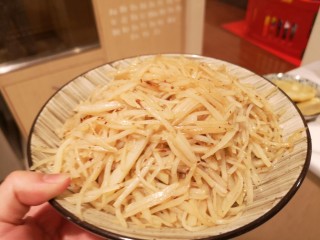 11、小油饼卷饼,土豆和蒜片儿炒成土豆丝。