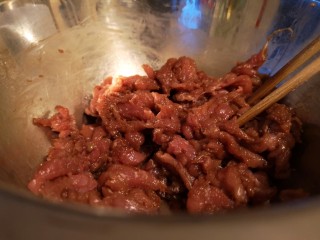 12、小油饼卷饼,里脊肉切丝放入胡椒粉,生抽,淀粉搅拌均匀。