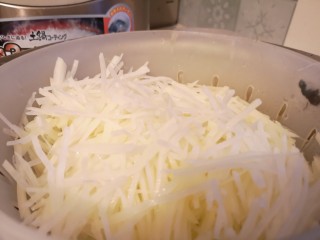 10、小油饼卷饼,土豆切丝,冷水洗掉上面的淀粉。