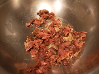 13、小油饼卷饼,锅内放入油,热锅冷油炒里脊肉丝。