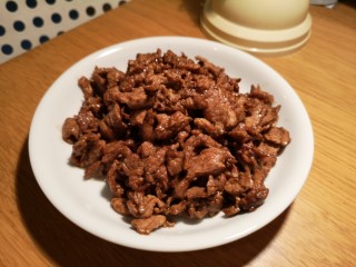 14、小油饼卷饼,肉丝炒好装盘儿。