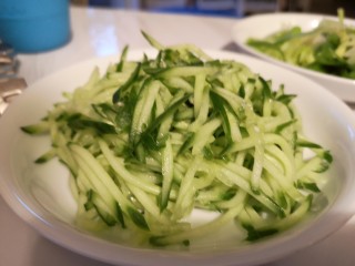 15、小油饼卷饼,黄瓜切丝装盘儿。