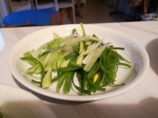 16、小油饼卷饼,葱切丝装盘儿。